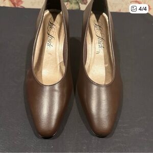 Hush puppies brown leather pump with cushioned insole . Size 7.5